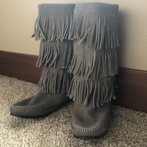 NWOT Grey Minnetonka Fringe Boots